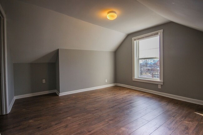 Building Photo - 2 Bedroom in the Heart of Highland Park! Parking included!