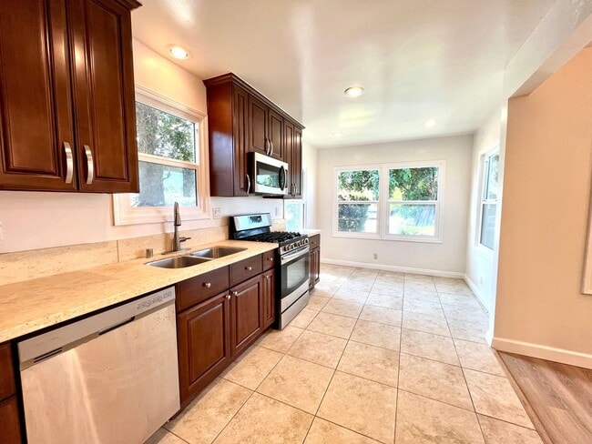 Building Photo - Quiet and Charming West LA Home!