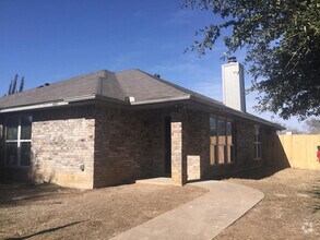 Building Photo - Spacious 3 Bedroom 2 Bath Half of Duplex A...