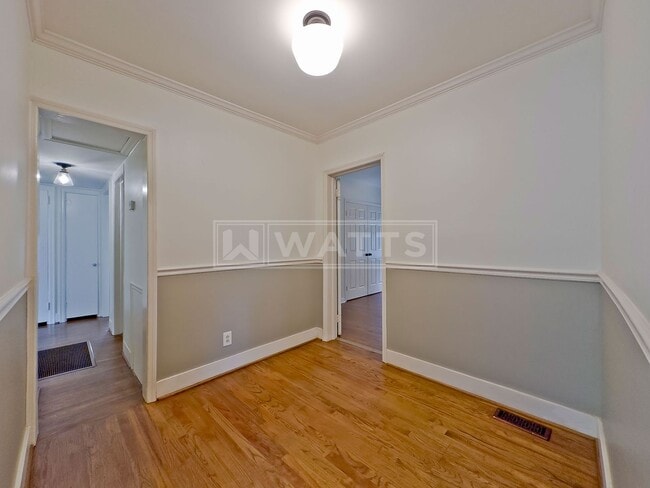 Building Photo - Charming 2BR/1BA Bungalow in Crestwood South
