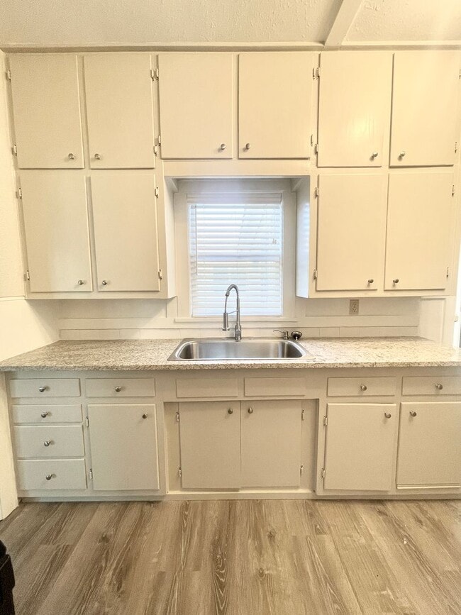Building Photo - 4 Bedroom Home Near Downtown Stephenville