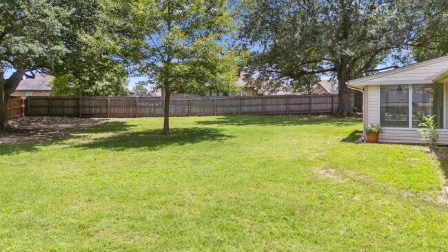 Building Photo - Spacious Single Story 4 Room Home + Sunroo...