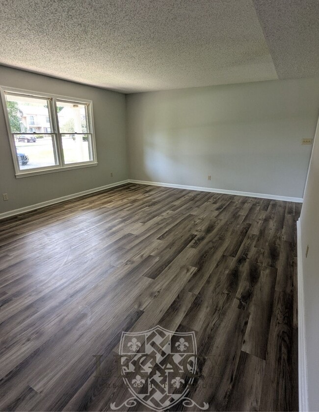 Building Photo - 2436 Thoroughbred Dr