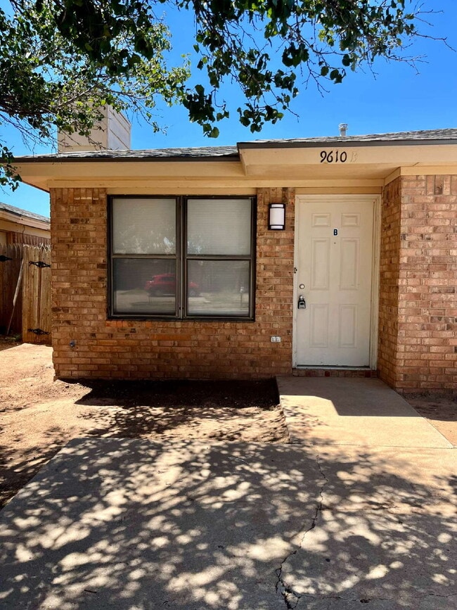 Building Photo - 2 Bedroom Duplex