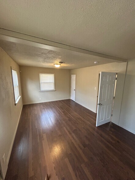 Building Photo - 2138 N Center Rd