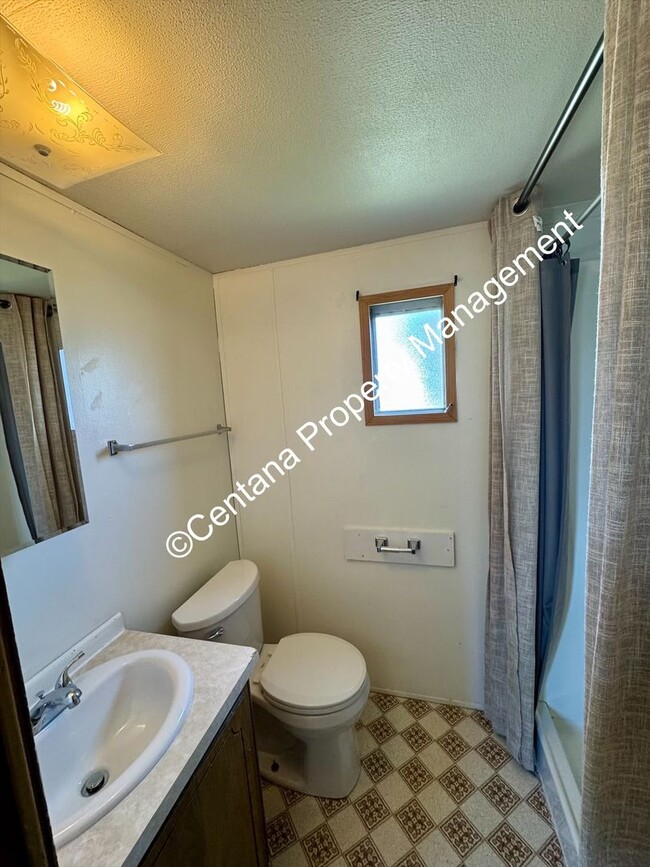 Building Photo - 3 bedroom 2 bathroom mobile home off of Co...