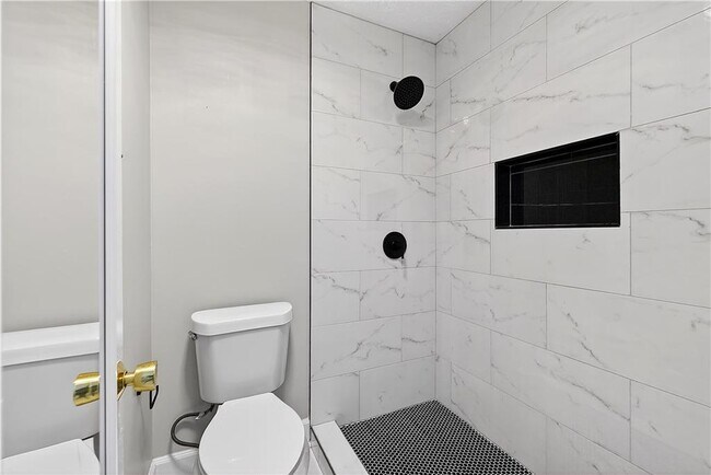 Building Photo - 679 Anderson Walk