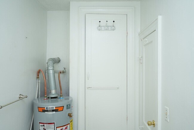 Building Photo - 2321 Fontaine Ave Ext