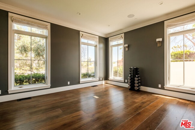Building Photo - 557 Chapala Dr