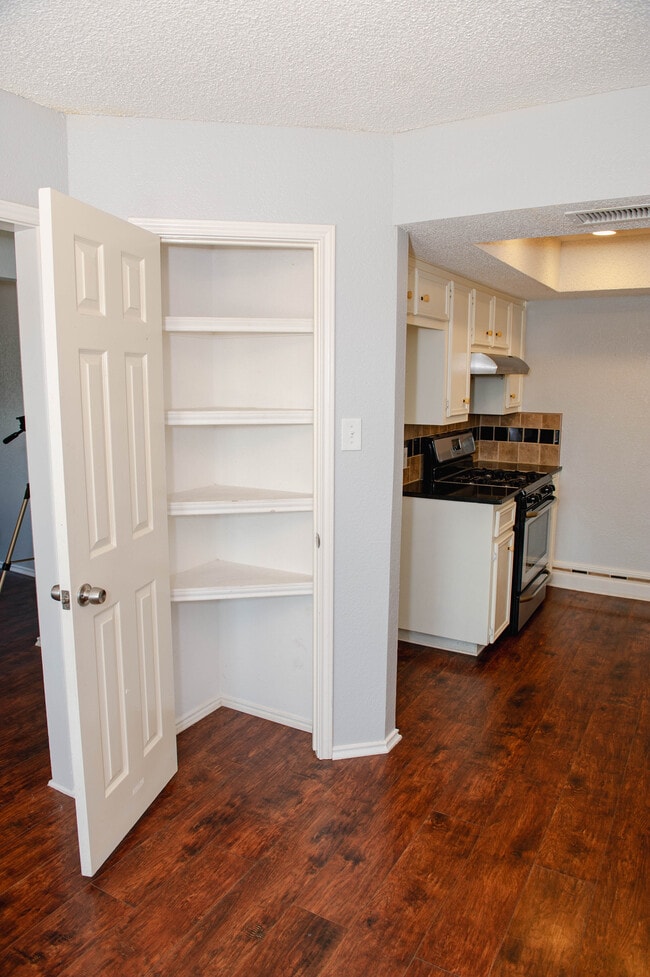 Building Photo - 1002 Cresswell Dr
