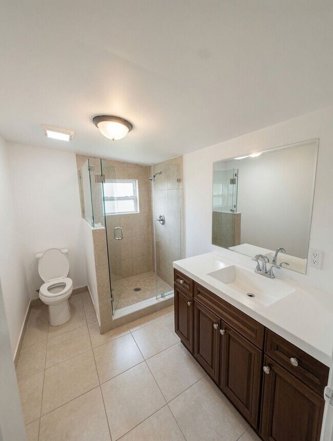 Building Photo - 3/2 Single family house - Move-in ready single-family home in an unbeatable location!