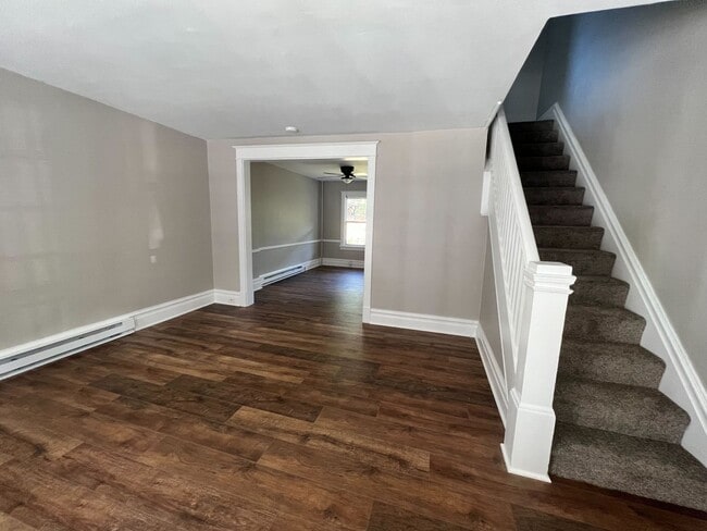 Building Photo - 2 Bedroom 1 bathroom Renovated town home!