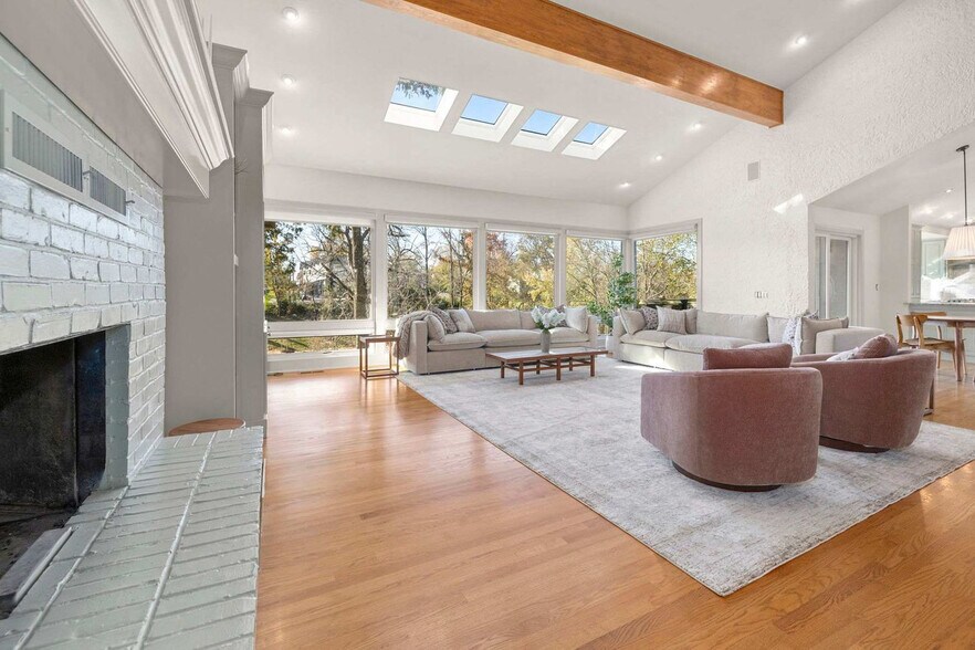 Building Photo - 515 NW D St