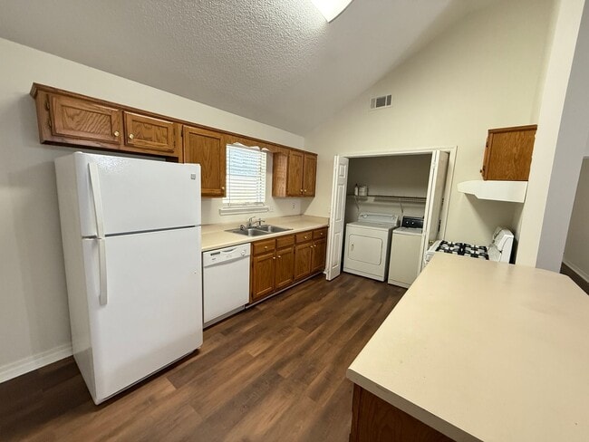 Building Photo - 2BR/2BA House For Rent