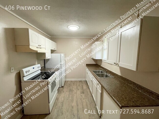 Building Photo - 406 Pinewood Ct