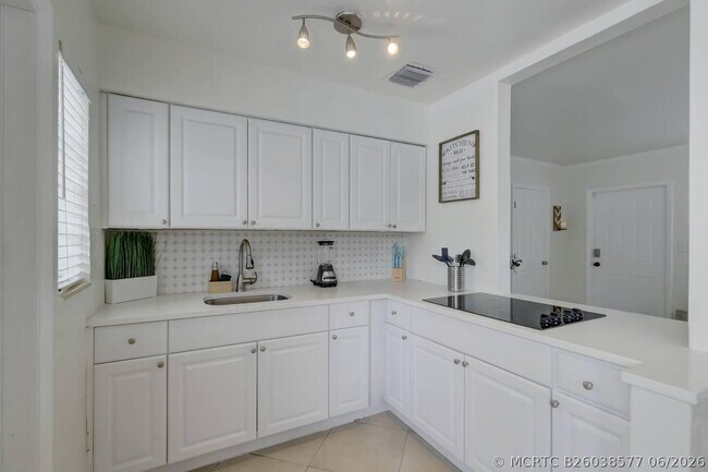 Building Photo - 2740-2742 NE 30th Pl