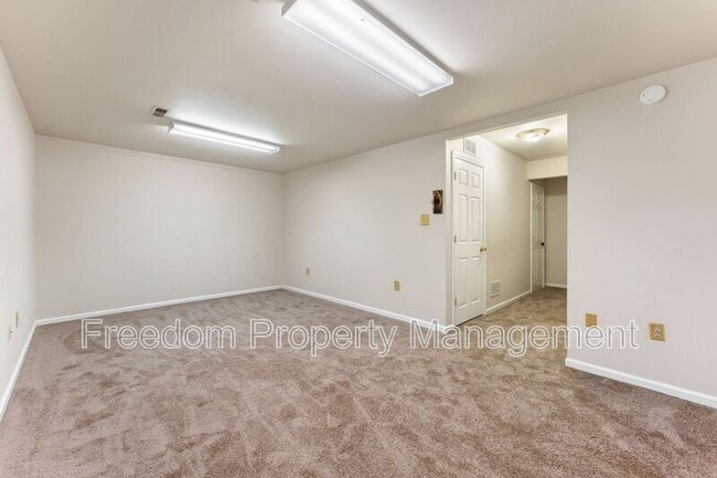 Building Photo - 726 Pine Tree Ct