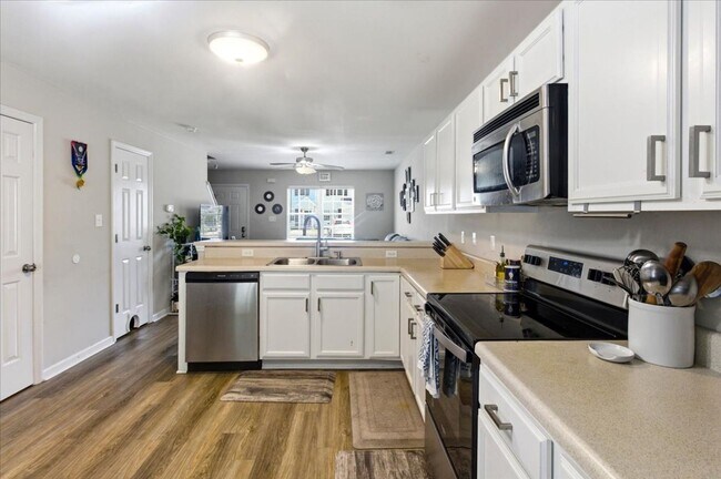 Building Photo - 2 Bed 2.5 Bath Townhome