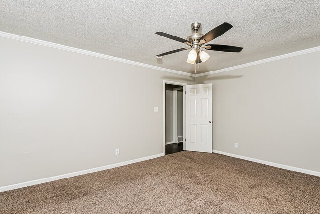 Building Photo - 5599 Annandale Dr