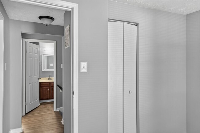 Building Photo - Available Now!  3 Bedroom Townhouse King George