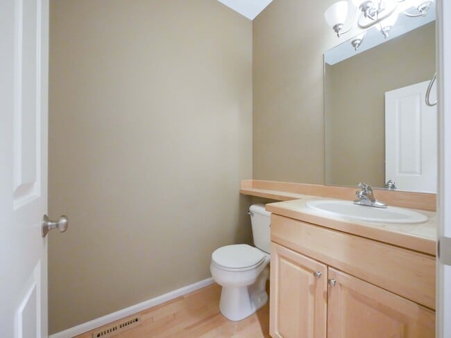 Building Photo - 3 Bed and 2.5 Bath Stunning Single-family ...