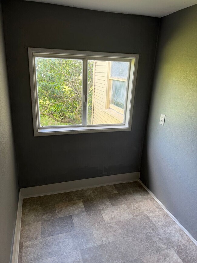 Building Photo - Great Home River Road Area