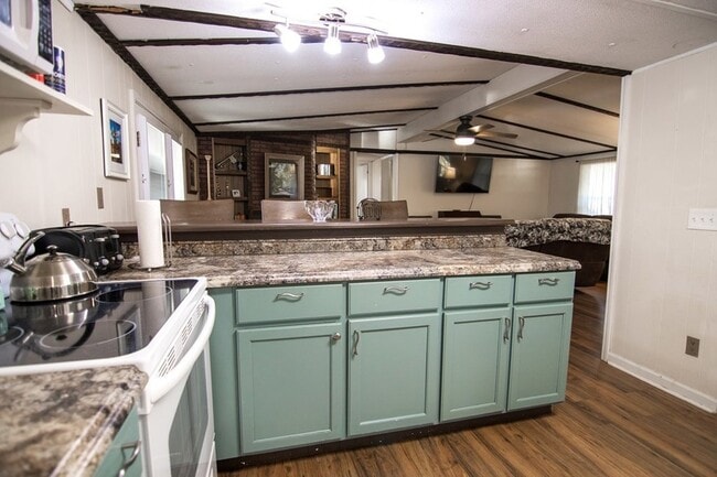 Building Photo - 1631 W Pine Lake Dr