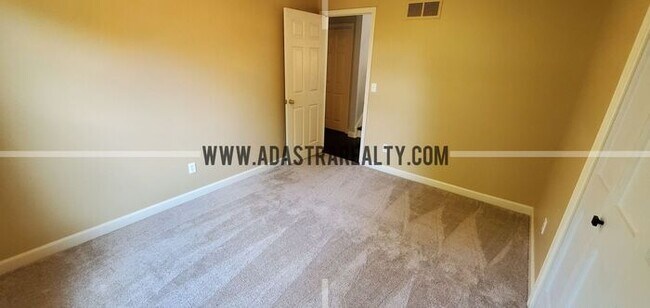 Building Photo - Gorgeous Updated Home in Blue Valley, South Overland Park-Available in APRIL!!