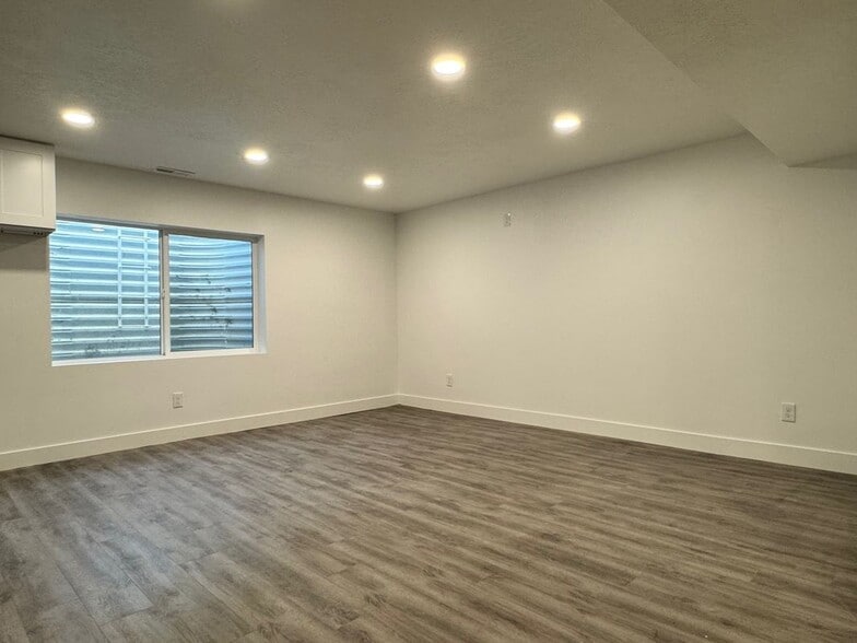 Building Photo - 7687 N Kings Canyon Rd