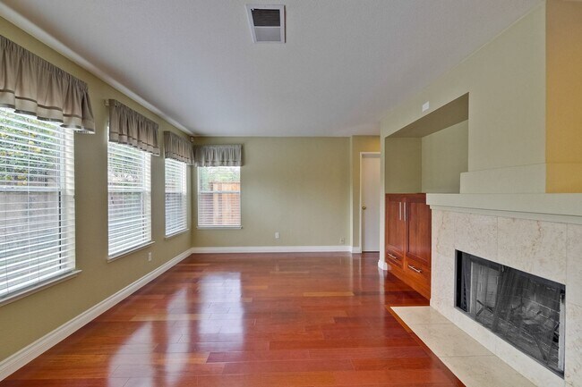 Building Photo - Awesome 3 Bedroom  Home Near Rivermark Plaza!