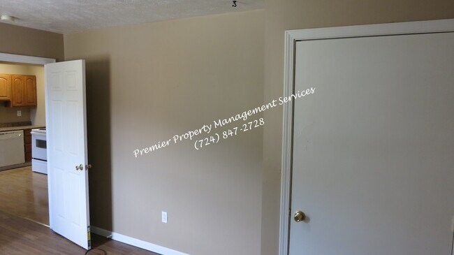 Building Photo - 527 Midland Ave