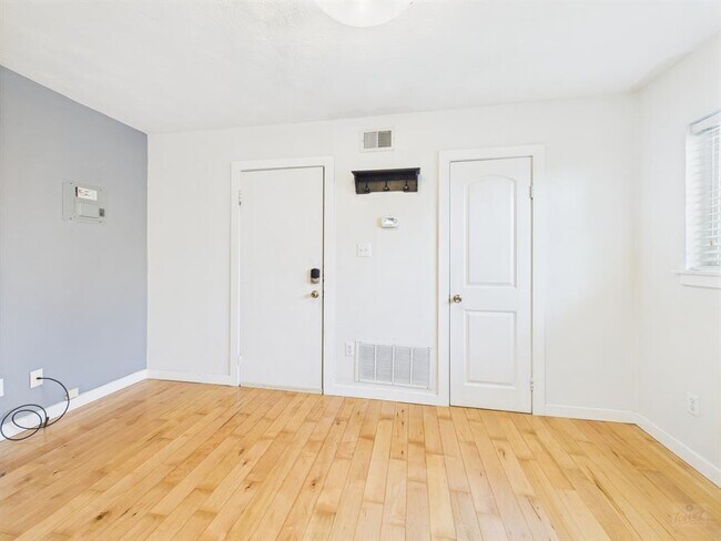 Building Photo - 304 E 33rd St