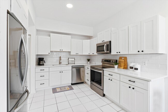 Building Photo - 5083 Lake Catalina Dr