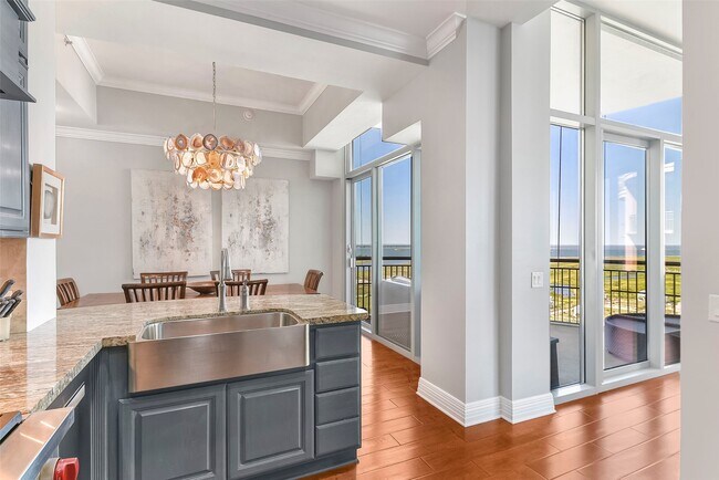 Building Photo - 801 E Beach Dr