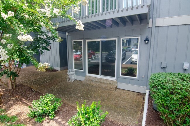 Building Photo - Beautifully Updated 2 Bedroom Condo in Belle Meade Highlands