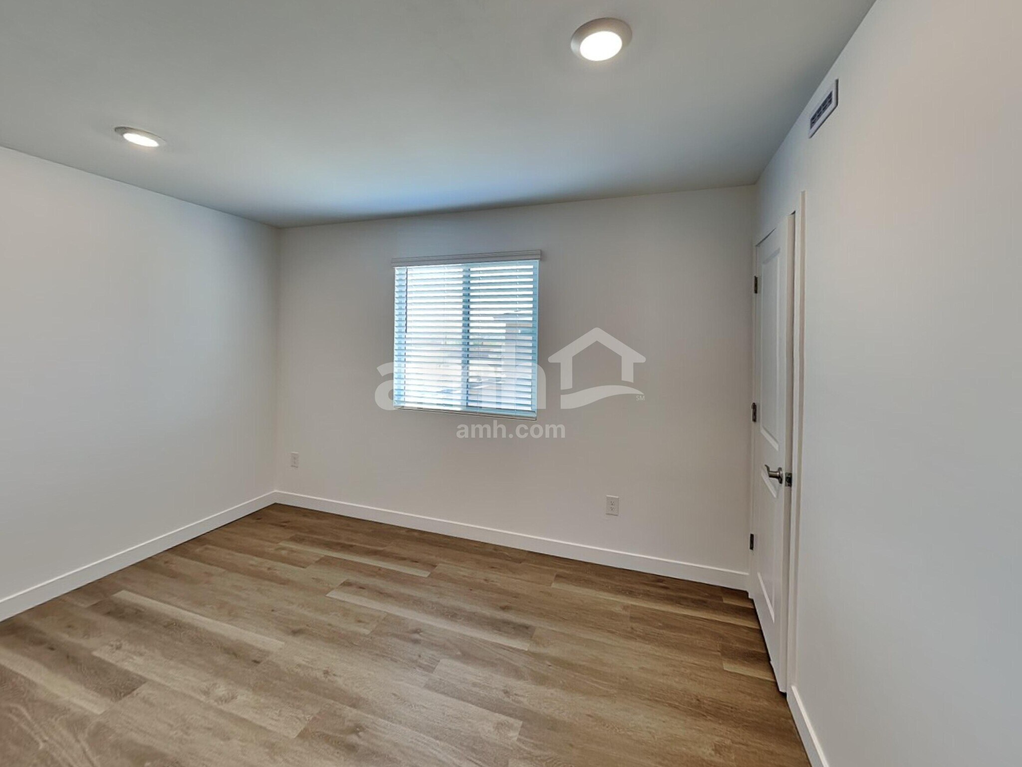 Building Photo - 9665 N Avenida Lucena