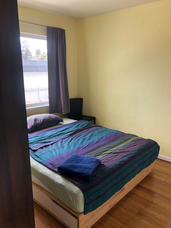 Building Photo - 3 Bed/ 2 Bathroom Town House in Santa Cruz