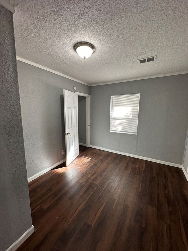 Building Photo - Welcome home to this FULLY RENOVATED 3-bed...