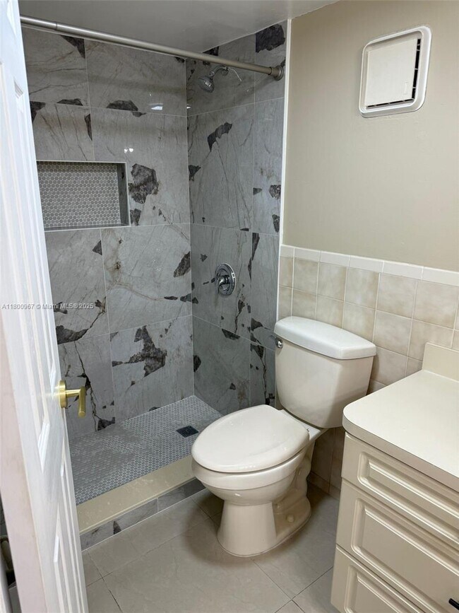 Building Photo - 1300 W 41st St