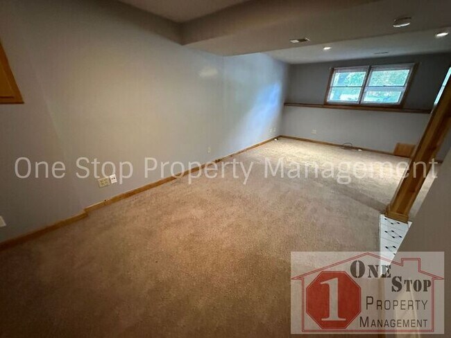Building Photo - 3 bedroom, 2.5 bathroom home is desirable ...