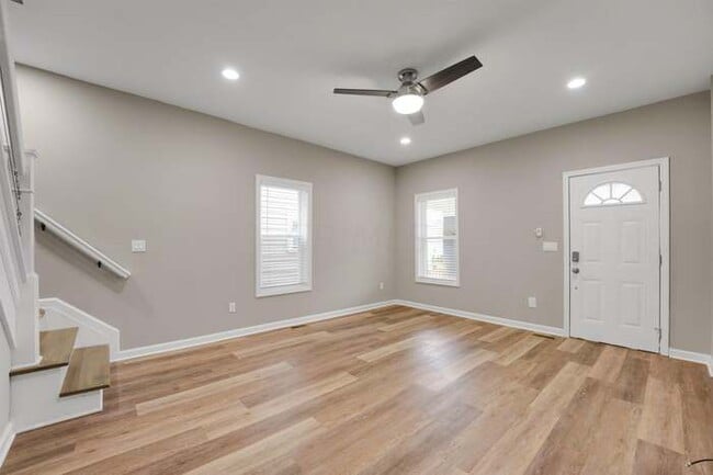 Building Photo - 695 Reinhard Ave