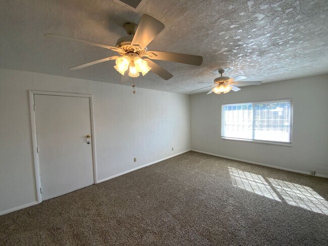 Building Photo - 3 Bedroom Single Story Home Available Near...