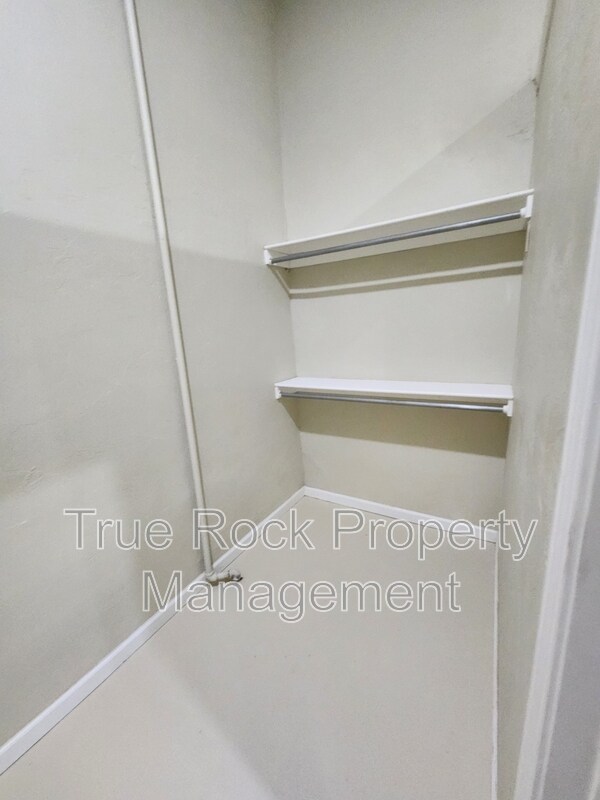 Building Photo - 208 E MAIN, Apt #3 (BILLS PAID- not including tv or wifi)