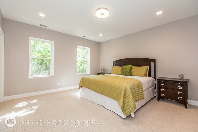 Building Photo - 806 S Oakley Blvd