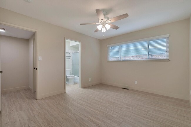 Building Photo - Duplex with 1.5 Bath and One Car Garage