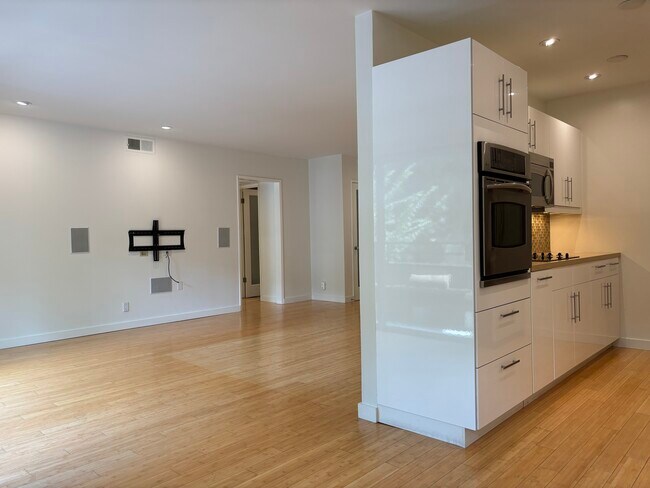 Building Photo - 1250 N Kings Rd