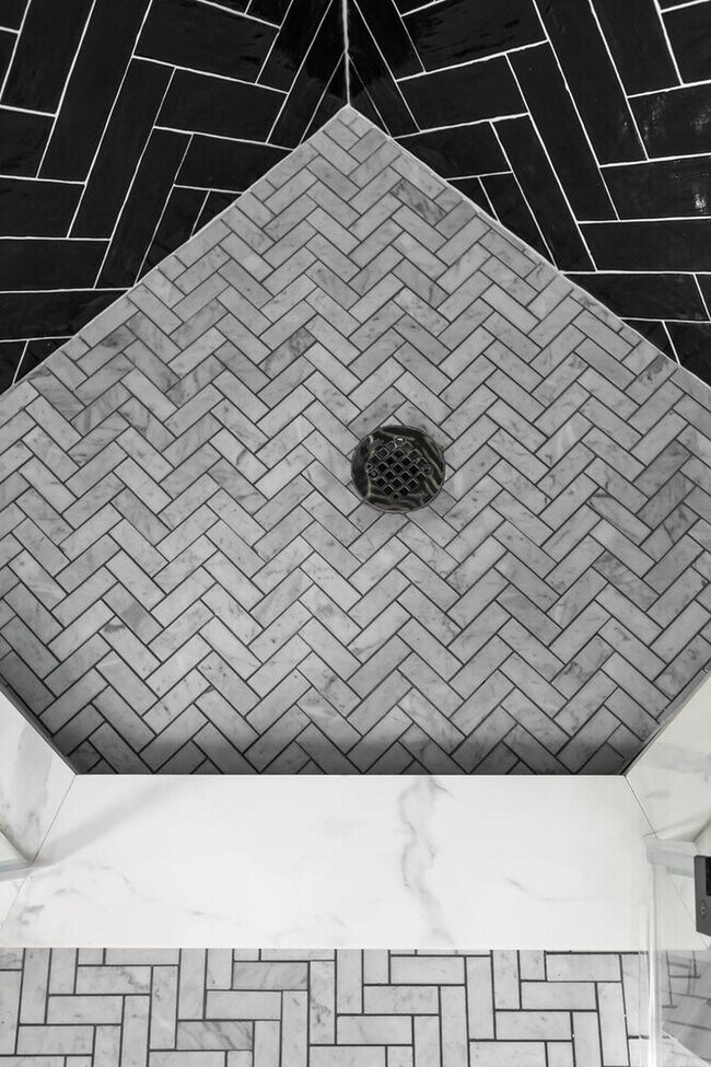 Building Photo - 516 River Rd