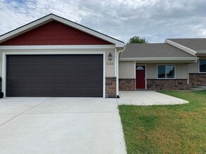 Building Photo - SUPER CUTE DUPLEX ON THE WEST SIDE OF TOWN!