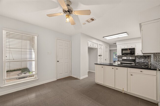 Building Photo - 7655 S Braeswood Blvd