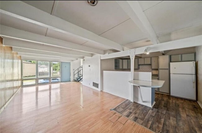 Building Photo - 3 Bed 1.5 Bath Townhome for rent